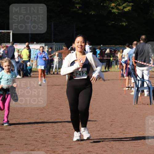 27.09.2026 - 35. Volkslauf durch das schöne Alstertal Strokosch-Dieckow http://msf.ph/oto/10566624 27.09.2026 11:03:43 Ziel 4135, 4212, 4950, 4961 meine-sportfotos.de