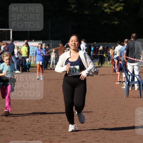 27.09.2026 - 35. Volkslauf durch das schöne Alstertal Strokosch-Dieckow http://msf.ph/oto/10566628 27.09.2026 11:03:43 Ziel 4135, 4212, 4950, 4961 meine-sportfotos.de