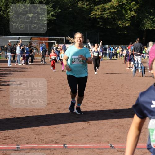 27.09.2026 - 35. Volkslauf durch das schöne Alstertal Strokosch-Dieckow http://msf.ph/oto/10566641 27.09.2026 11:03:39 Ziel 4135, 4156, 4212, 4950, 4961 meine-sportfotos.de