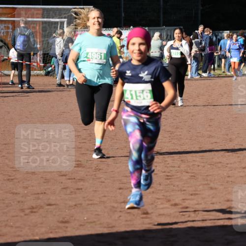 27.09.2026 - 35. Volkslauf durch das schöne Alstertal Strokosch-Dieckow http://msf.ph/oto/10566656 27.09.2026 11:03:37 Ziel 4135, 4156, 4212, 4961 meine-sportfotos.de