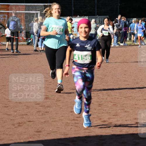 27.09.2026 - 35. Volkslauf durch das schöne Alstertal Strokosch-Dieckow http://msf.ph/oto/10566661 27.09.2026 11:03:37 Ziel 4135, 4156, 4212, 4961 meine-sportfotos.de