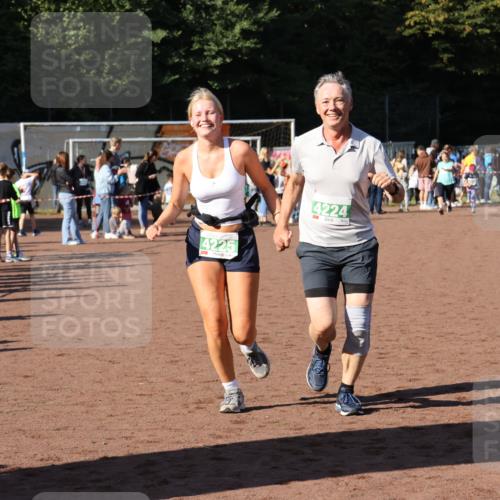 27.09.2026 - 35. Volkslauf durch das schöne Alstertal Strokosch-Dieckow http://msf.ph/oto/10566684 27.09.2026 11:03:29 Ziel 4156, 4224, 4225 meine-sportfotos.de