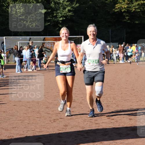 27.09.2026 - 35. Volkslauf durch das schöne Alstertal Strokosch-Dieckow http://msf.ph/oto/10566708 27.09.2026 11:03:28 Ziel 4224, 4225 meine-sportfotos.de