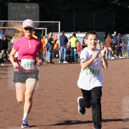 27.09.2026 - 35. Volkslauf durch das schöne Alstertal Strokosch-Dieckow http://msf.ph/oto/10566801 27.09.2026 11:03:07 Ziel 4050, 4051, 4128, 4129 meine-sportfotos.de