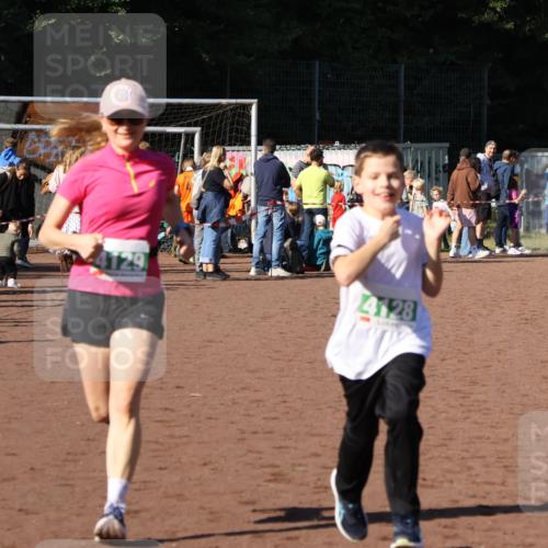 27.09.2026 - 35. Volkslauf durch das schöne Alstertal Strokosch-Dieckow http://msf.ph/oto/10566806 27.09.2026 11:03:07 Ziel 4050, 4051, 4128, 4129 meine-sportfotos.de