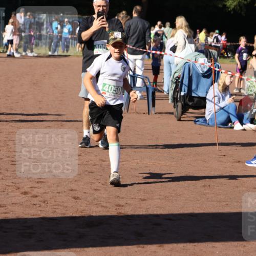 27.09.2026 - 35. Volkslauf durch das schöne Alstertal Strokosch-Dieckow http://msf.ph/oto/10566839 27.09.2026 11:03:05 Ziel 4050, 4051, 4128, 4129, 4137 meine-sportfotos.de