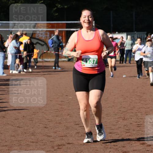 27.09.2026 - 35. Volkslauf durch das schöne Alstertal Strokosch-Dieckow http://msf.ph/oto/10566849 27.09.2026 11:03:01 Ziel 4050, 4051, 4128, 4129, 4137 meine-sportfotos.de