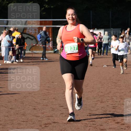 27.09.2026 - 35. Volkslauf durch das schöne Alstertal Strokosch-Dieckow http://msf.ph/oto/10566859 27.09.2026 11:03:01 Ziel 4050, 4051, 4128, 4129, 4137 meine-sportfotos.de