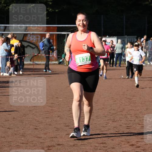 27.09.2026 - 35. Volkslauf durch das schöne Alstertal Strokosch-Dieckow http://msf.ph/oto/10566868 27.09.2026 11:03:01 Ziel 4050, 4051, 4128, 4129, 4137 meine-sportfotos.de