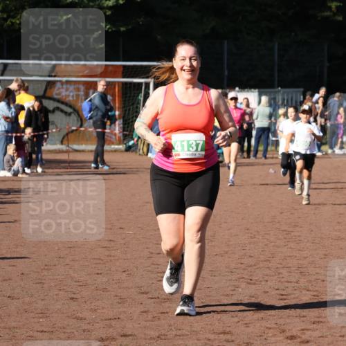 27.09.2026 - 35. Volkslauf durch das schöne Alstertal Strokosch-Dieckow http://msf.ph/oto/10566876 27.09.2026 11:03:01 Ziel 4050, 4051, 4128, 4129, 4137 meine-sportfotos.de