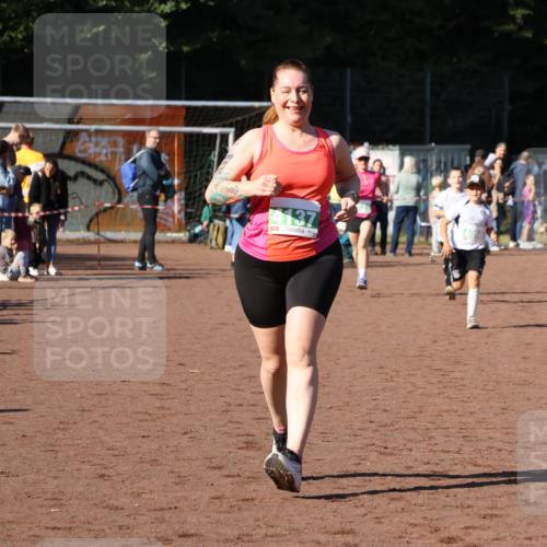 27.09.2026 - 35. Volkslauf durch das schöne Alstertal Strokosch-Dieckow http://msf.ph/oto/10566884 27.09.2026 11:03:01 Ziel 4050, 4051, 4128, 4129, 4137 meine-sportfotos.de