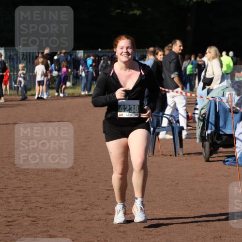 27.09.2026 - 35. Volkslauf durch das schöne Alstertal Strokosch-Dieckow http://msf.ph/oto/10566998 27.09.2026 11:02:31 Ziel 4238, 4240 meine-sportfotos.de