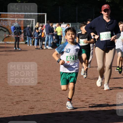 27.09.2026 - 35. Volkslauf durch das schöne Alstertal Strokosch-Dieckow http://msf.ph/oto/10567058 27.09.2026 11:02:19 Ziel 4088, 4217, 4218, 4219, 4226 meine-sportfotos.de