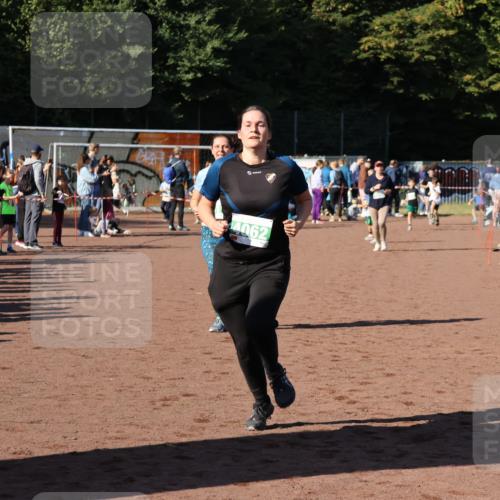 27.09.2026 - 35. Volkslauf durch das schöne Alstertal Strokosch-Dieckow http://msf.ph/oto/10567101 27.09.2026 11:02:10 Ziel 4062, 4108, 4110 meine-sportfotos.de