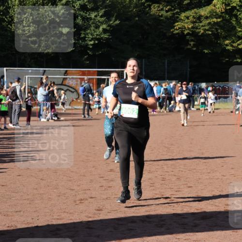 27.09.2026 - 35. Volkslauf durch das schöne Alstertal Strokosch-Dieckow http://msf.ph/oto/10567122 27.09.2026 11:02:10 Ziel 4062, 4108, 4110 meine-sportfotos.de