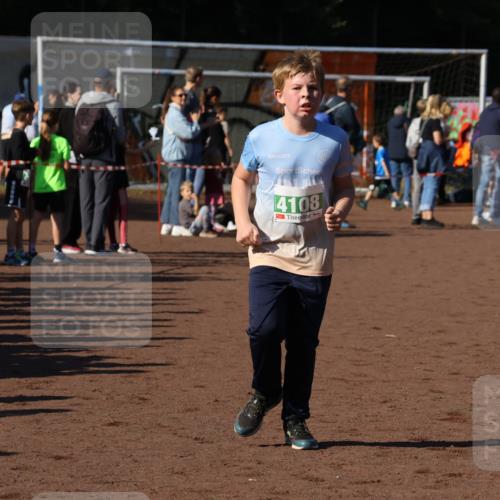 27.09.2026 - 35. Volkslauf durch das schöne Alstertal Strokosch-Dieckow http://msf.ph/oto/10567147 27.09.2026 11:02:05 Ziel 4062, 4108, 4110 meine-sportfotos.de