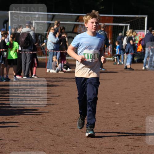 27.09.2026 - 35. Volkslauf durch das schöne Alstertal Strokosch-Dieckow http://msf.ph/oto/10567155 27.09.2026 11:02:04 Ziel 4062, 4108, 4110 meine-sportfotos.de