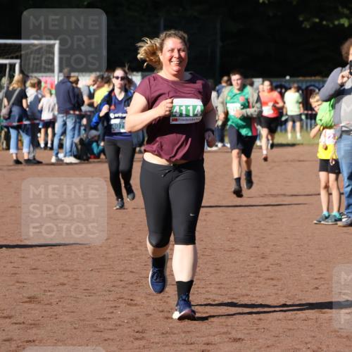 27.09.2026 - 35. Volkslauf durch das schöne Alstertal Strokosch-Dieckow http://msf.ph/oto/10567270 27.09.2026 11:01:46 Ziel 4021, 4079, 4114, 4211 meine-sportfotos.de