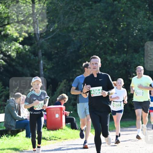 27.09.2026 - 35. Volkslauf durch das schöne Alstertal Dr. Thomas Lammeyer http://msf.ph/oto/10568033 27.09.2026 10:50:28 Laufen 4063, 4064, 4032 meine-sportfotos.de