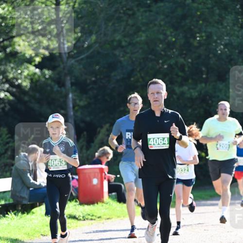 27.09.2026 - 35. Volkslauf durch das schöne Alstertal Dr. Thomas Lammeyer http://msf.ph/oto/10568036 27.09.2026 10:50:28 Laufen 4063, 4064, 0321 meine-sportfotos.de