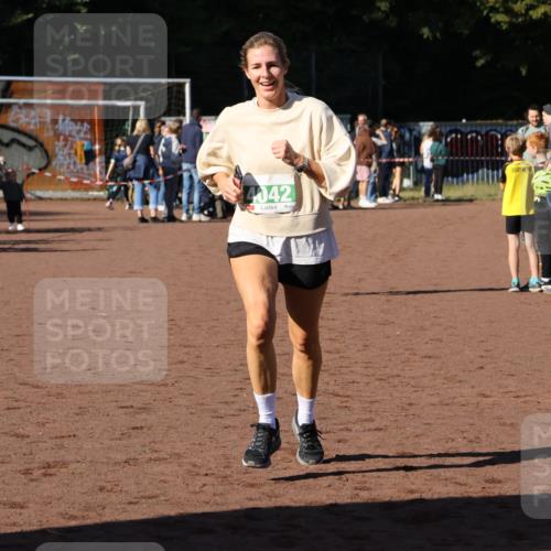 27.09.2026 - 35. Volkslauf durch das schöne Alstertal Strokosch-Dieckow http://msf.ph/oto/10568744 27.09.2026 11:00:58 Ziel 4040, 4042, 4115 meine-sportfotos.de