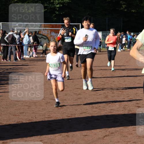 27.09.2026 - 35. Volkslauf durch das schöne Alstertal Strokosch-Dieckow http://msf.ph/oto/10568887 27.09.2026 11:00:24 Ziel 4039, 4041, 4080, 4093, 4095, 4153, 4161, 4179 meine-sportfotos.de