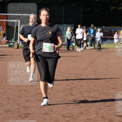 27.09.2026 - 35. Volkslauf durch das schöne Alstertal Strokosch-Dieckow http://msf.ph/oto/10569144 27.09.2026 10:59:40 Ziel 4047, 4049, 4165, 4235 meine-sportfotos.de
