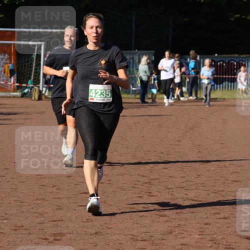 27.09.2026 - 35. Volkslauf durch das schöne Alstertal Strokosch-Dieckow http://msf.ph/oto/10569149 27.09.2026 10:59:40 Ziel 4047, 4049, 4165, 4235 meine-sportfotos.de