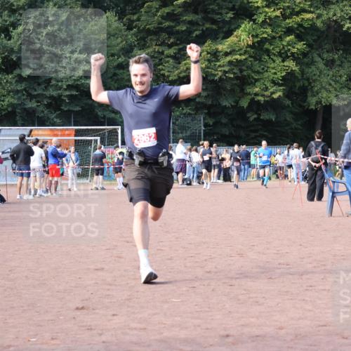 27.09.2026 - 35. Volkslauf durch das schöne Alstertal Strokosch-Dieckow http://msf.ph/oto/10570574 27.09.2026 12:18:07 Ziel 1609, 1619, 2962 meine-sportfotos.de