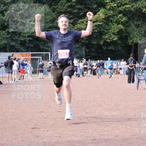 27.09.2026 - 35. Volkslauf durch das schöne Alstertal Strokosch-Dieckow http://msf.ph/oto/10570594 27.09.2026 12:18:07 Ziel 1609, 1619, 2962 meine-sportfotos.de