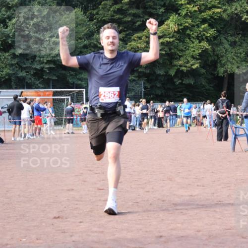 27.09.2026 - 35. Volkslauf durch das schöne Alstertal Strokosch-Dieckow http://msf.ph/oto/10570599 27.09.2026 12:18:08 Ziel 1609, 1619, 2962 meine-sportfotos.de