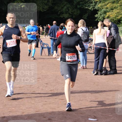 27.09.2026 - 35. Volkslauf durch das schöne Alstertal Strokosch-Dieckow http://msf.ph/oto/10570627 27.09.2026 12:18:17 Ziel 1071, 2405, 2960 meine-sportfotos.de