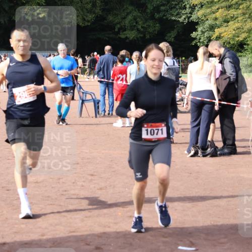27.09.2026 - 35. Volkslauf durch das schöne Alstertal Strokosch-Dieckow http://msf.ph/oto/10570636 27.09.2026 12:18:17 Ziel 1071, 2405, 2960 meine-sportfotos.de