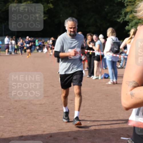 27.09.2026 - 35. Volkslauf durch das schöne Alstertal Strokosch-Dieckow http://msf.ph/oto/10570714 27.09.2026 12:18:30 Ziel 1082, 2243 meine-sportfotos.de