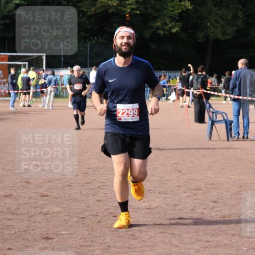27.09.2026 - 35. Volkslauf durch das schöne Alstertal Strokosch-Dieckow http://msf.ph/oto/10570814 27.09.2026 12:18:41 Ziel 1057, 1629, 2299 meine-sportfotos.de