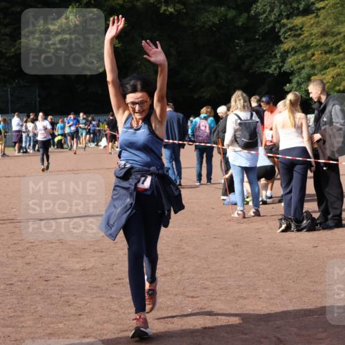 27.09.2026 - 35. Volkslauf durch das schöne Alstertal Strokosch-Dieckow http://msf.ph/oto/10570835 27.09.2026 12:18:46 Ziel 1057, 1629, 2299 meine-sportfotos.de