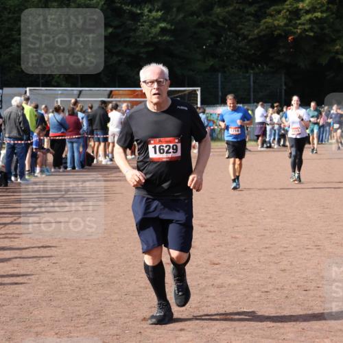 27.09.2026 - 35. Volkslauf durch das schöne Alstertal Strokosch-Dieckow http://msf.ph/oto/10570881 27.09.2026 12:18:49 Ziel 1055, 1057, 1629, 1716 meine-sportfotos.de