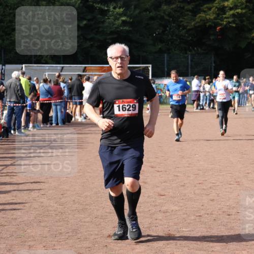 27.09.2026 - 35. Volkslauf durch das schöne Alstertal Strokosch-Dieckow http://msf.ph/oto/10570885 27.09.2026 12:18:49 Ziel 1055, 1057, 1629, 1716 meine-sportfotos.de