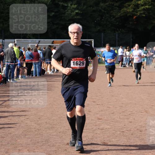 27.09.2026 - 35. Volkslauf durch das schöne Alstertal Strokosch-Dieckow http://msf.ph/oto/10570890 27.09.2026 12:18:49 Ziel 1055, 1057, 1629, 1716 meine-sportfotos.de
