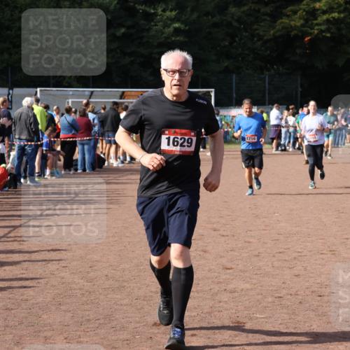27.09.2026 - 35. Volkslauf durch das schöne Alstertal Strokosch-Dieckow http://msf.ph/oto/10570894 27.09.2026 12:18:49 Ziel 1055, 1057, 1629, 1716 meine-sportfotos.de