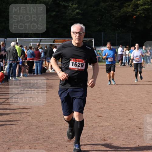 27.09.2026 - 35. Volkslauf durch das schöne Alstertal Strokosch-Dieckow http://msf.ph/oto/10570899 27.09.2026 12:18:49 Ziel 1055, 1057, 1629, 1716 meine-sportfotos.de