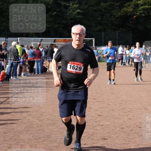 27.09.2026 - 35. Volkslauf durch das schöne Alstertal Strokosch-Dieckow http://msf.ph/oto/10570904 27.09.2026 12:18:49 Ziel 1055, 1057, 1629, 1716 meine-sportfotos.de