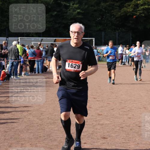 27.09.2026 - 35. Volkslauf durch das schöne Alstertal Strokosch-Dieckow http://msf.ph/oto/10570908 27.09.2026 12:18:49 Ziel 1055, 1057, 1629, 1716 meine-sportfotos.de