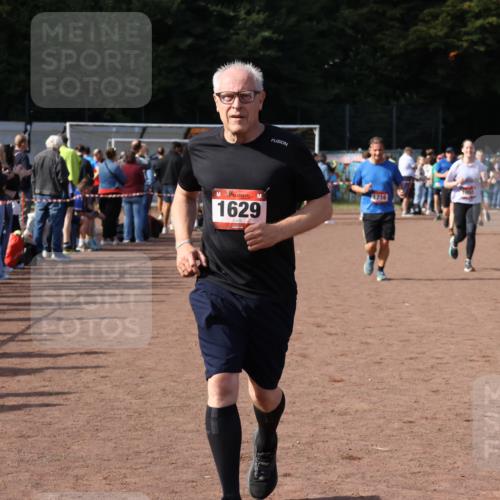 27.09.2026 - 35. Volkslauf durch das schöne Alstertal Strokosch-Dieckow http://msf.ph/oto/10570917 27.09.2026 12:18:49 Ziel 1055, 1057, 1629, 1716 meine-sportfotos.de