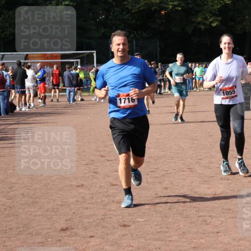 27.09.2026 - 35. Volkslauf durch das schöne Alstertal Strokosch-Dieckow http://msf.ph/oto/10570936 27.09.2026 12:18:55 Ziel 1055, 1716, 2153, 2493, 2964 meine-sportfotos.de