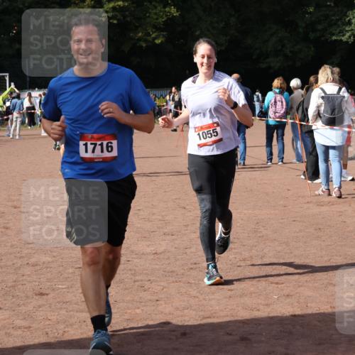 27.09.2026 - 35. Volkslauf durch das schöne Alstertal Strokosch-Dieckow http://msf.ph/oto/10570971 27.09.2026 12:18:56 Ziel 1055, 1716, 2153, 2493, 2964 meine-sportfotos.de