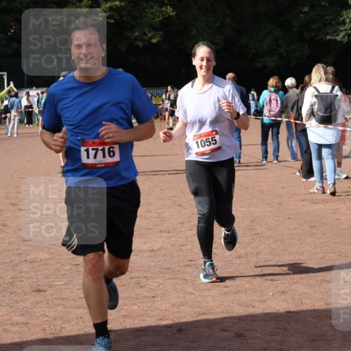 27.09.2026 - 35. Volkslauf durch das schöne Alstertal Strokosch-Dieckow http://msf.ph/oto/10570976 27.09.2026 12:18:56 Ziel 1055, 1716, 2153, 2493, 2964 meine-sportfotos.de