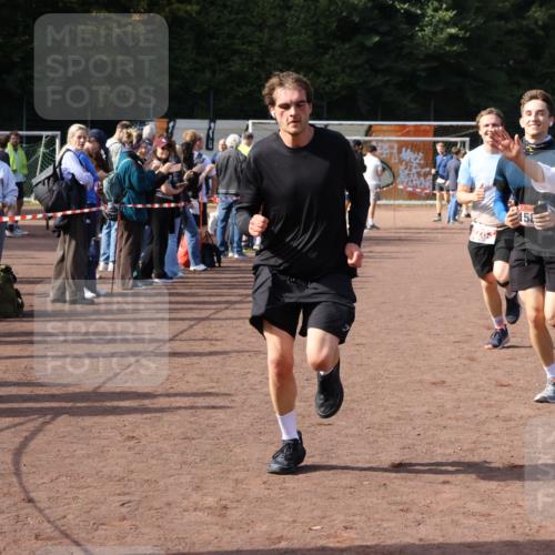 27.09.2026 - 35. Volkslauf durch das schöne Alstertal Strokosch-Dieckow http://msf.ph/oto/10571193 27.09.2026 12:19:13 Ziel 1580, 1665, 2283, 2454, 2956 meine-sportfotos.de