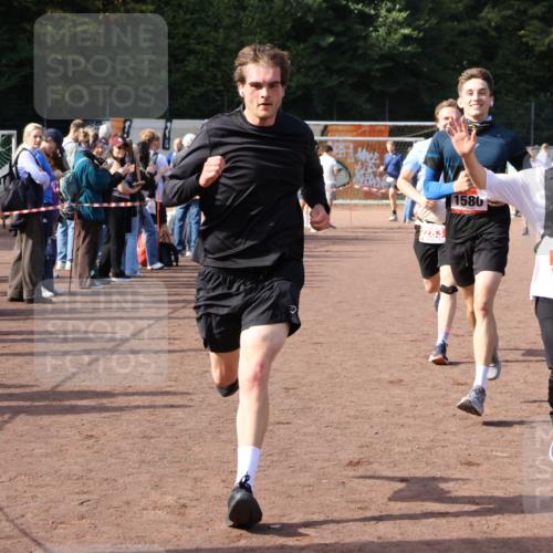 27.09.2026 - 35. Volkslauf durch das schöne Alstertal Strokosch-Dieckow http://msf.ph/oto/10571207 27.09.2026 12:19:13 Ziel 1580, 1665, 2283, 2454, 2956 meine-sportfotos.de