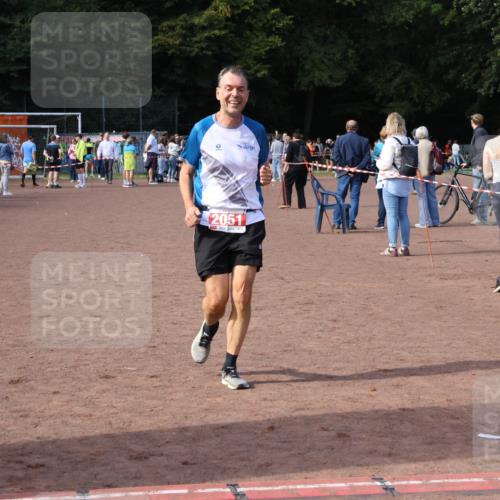 27.09.2026 - 35. Volkslauf durch das schöne Alstertal Strokosch-Dieckow http://msf.ph/oto/10571572 27.09.2026 12:19:56 Ziel 2051 meine-sportfotos.de